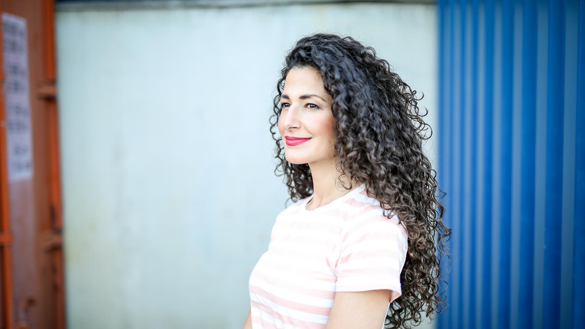 Der Skulptur von Marwa Eldesouki Figur betrachtet